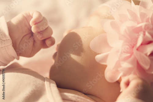 Zdjęcie XXL Mała śliczna dziewczynka kłama i śpi w jej łóżku, trzyma mnie ręka na usta. Piękne światło słoneczne. Poziomy.