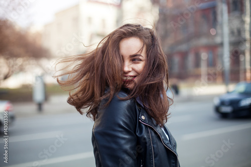 Fotomural young beautiful brunette walking the city