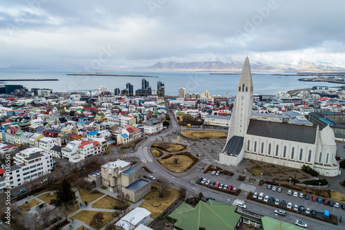 Fényképezés Aerial view of famous Hallgrimskirkja Cathedral and the city of Reykjavik in Ice