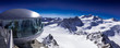Panorama Bergstation von Gondelbahn Hinterer Brunnenkogel auf 3440 Meter im Skigebiet Pitztaler Gletscher bei wolkenlosem, strahlendblauen Himmel