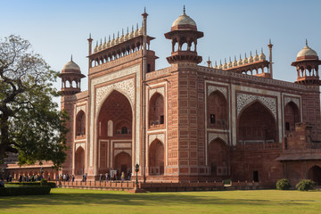 Fototapete - Taj Mahal east gate - A beautifully crafted red sandstone structure bearing the heritage of Mughal architecture in India.