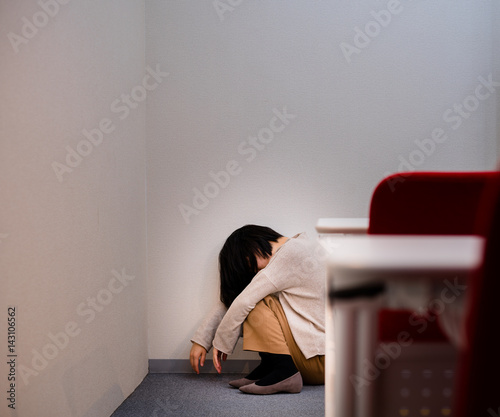 部屋の隅で落ち込む女性 Stock Photo Adobe Stock
