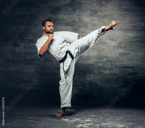 Zdjęcie XXL Myśliwiec karate ubrany w białe kimono w akcji.