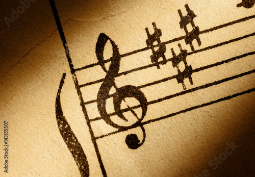 Plakat klucz wiolinowy na starej muzyce