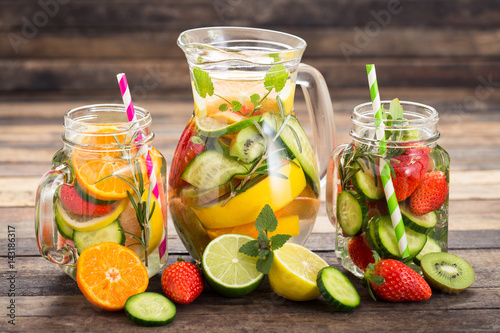 Fotografía Agua de desintoxicación fresca con frutas frescas, verduras y hierbas