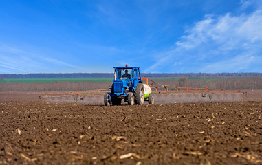 Aufkleber - Farm machinery spraying insecticide to field.