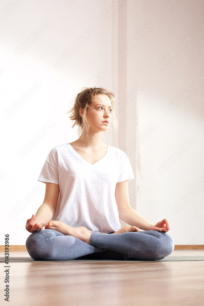 Zen i medytacja. Medytująca kobieta trenuje jogę.  - obrazy, fototapety, plakaty 