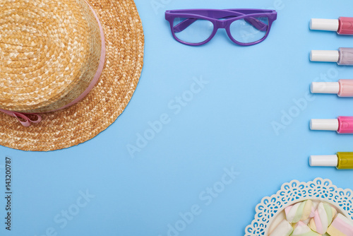 Stampe Flat lay shot of accessories with nail polishes and marshmallows