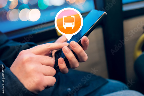 Zdjęcie XXL Kobieta za pomocą aplikacji na telefon komórkowy do zakupu biletu elektronicznego autobusu