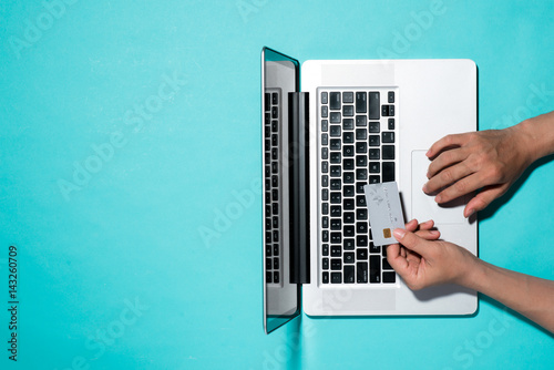 Fotografía Top view of male hands making online payment