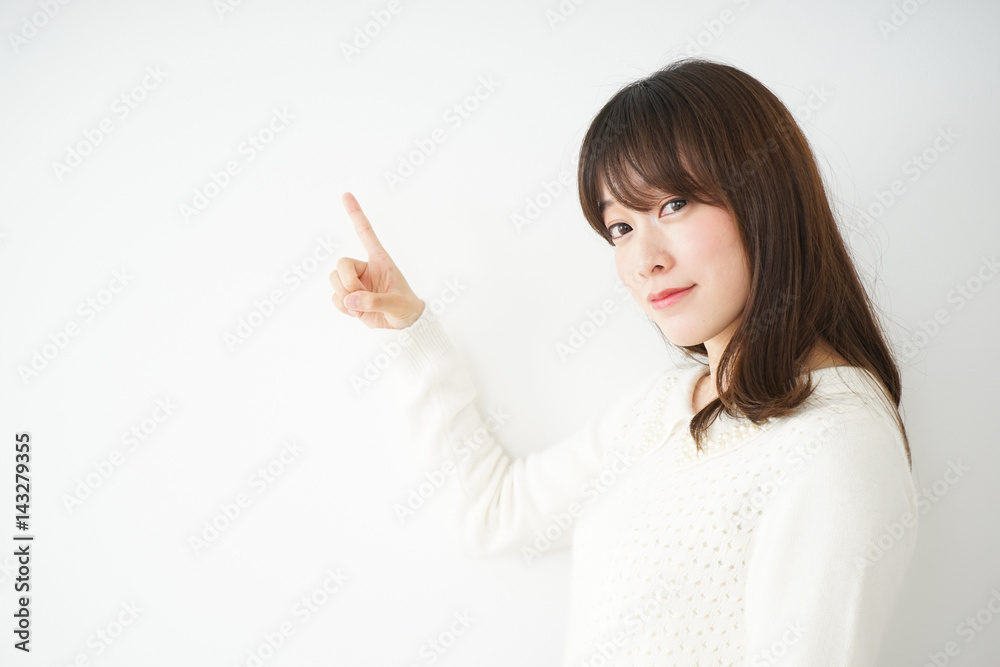 笑顔で指をさす日本人の若い女性 Stock Gamesageddon