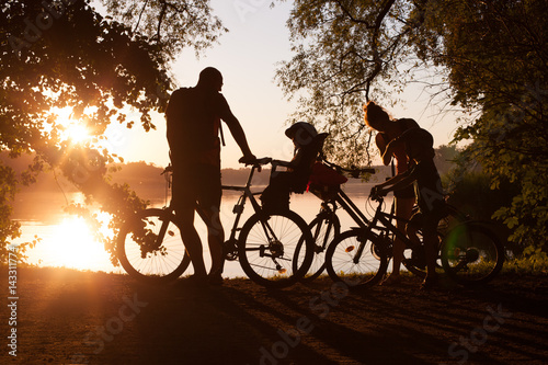 Zdjęcie XXL Rodzina na przejażdżce rowerowej