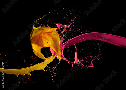 Fotografie, Obraz Due getti di pittura colorata si scontrano, isolati su sfondo nero