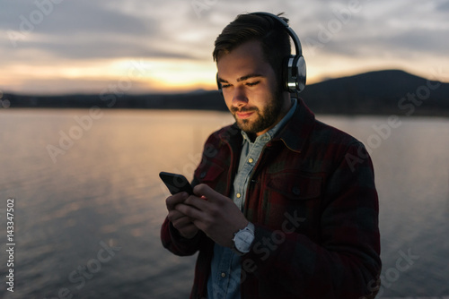 Fotografia Enjoying a spring sunset and finetuning online radio
