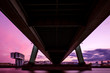 Purpurfarbener Himmel unter der Brücke