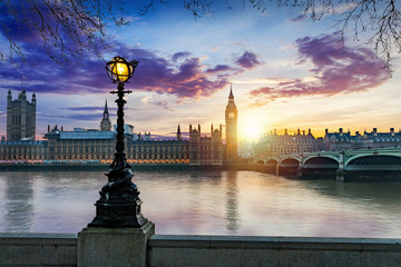 Wall Mural - Farbenfroher Sonnenuntergang hinter dem Big Ben in London, Großbritannien