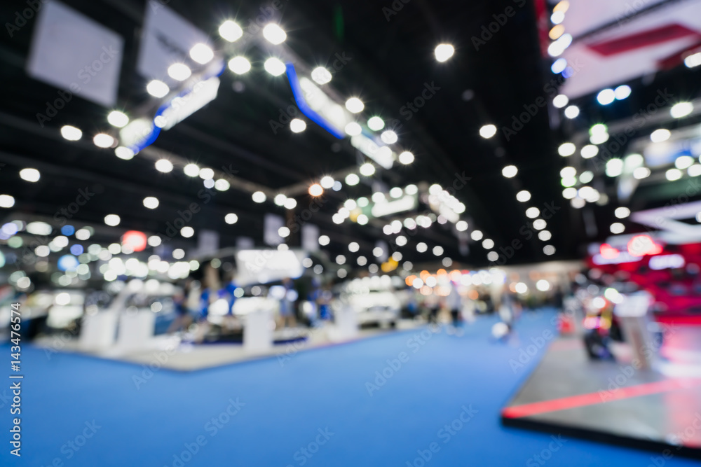 Blurred, defocused background of public event exhibition hall showing cars and automobiles, business commercial event concept - obrazy, fototapety, plakaty 