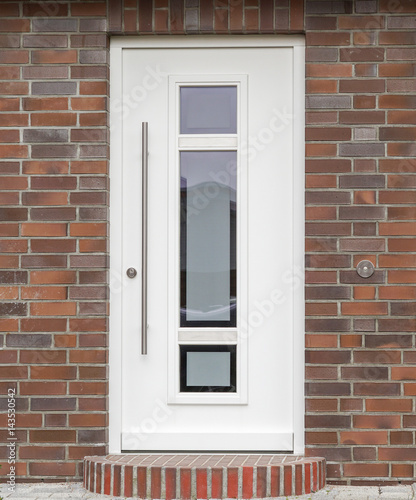 Weiße Haustür mit Glas Stock-Foto | Adobe Stock
