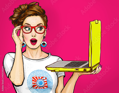 Plakat Dziewczyna z laptopem w ręku w komiks stylu. Kobieta z notebookiem. Dziewczyna w okularach. Hipster dziewczyna. Reklama cyfrowa.