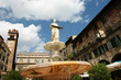 Fontana di Madonna Verona vor der Casa Mazzanti mit alten Fresken auf der Piazza dell Erbe in Verona.