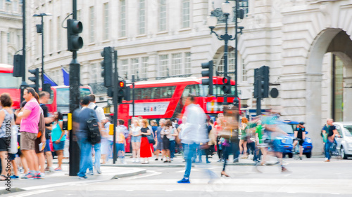 Fotomural Piccadilly circus with lots of people, tourists and Londoners crossing the junction