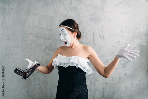 Fotografia, Obraz Pantomime theater actress performing with pistol