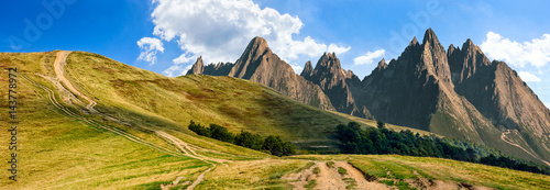 Fotomural path through the mountain ridge with rocky peaks