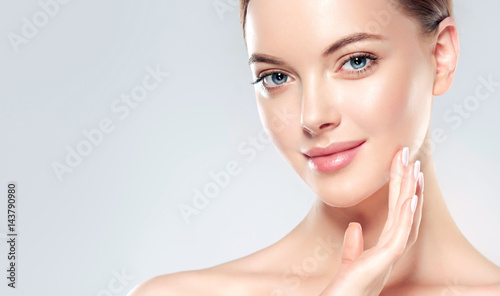 Zdjęcie XXL Piękna młoda kobieta z czystą skórę świeżego odwracając. Dziewczyna piękna pielęgnacja twarzy. Zabieg na twarz . Kosmetologia, piękno i spa.