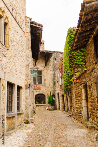  Fototapeta kamienna uliczka   sredniowieczna-architektura-perouges-we-francji-miasta-otoczonego-murami-popularnej-atrakcji