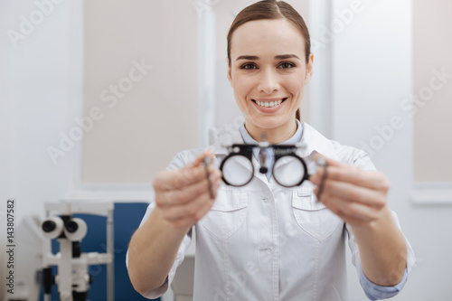 Fotografía Joyful friendly optometrist offering you eye test glasses