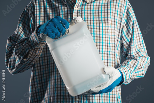 Cuadros en Lienzo Farmer with plastic tenk canister with pesticides
