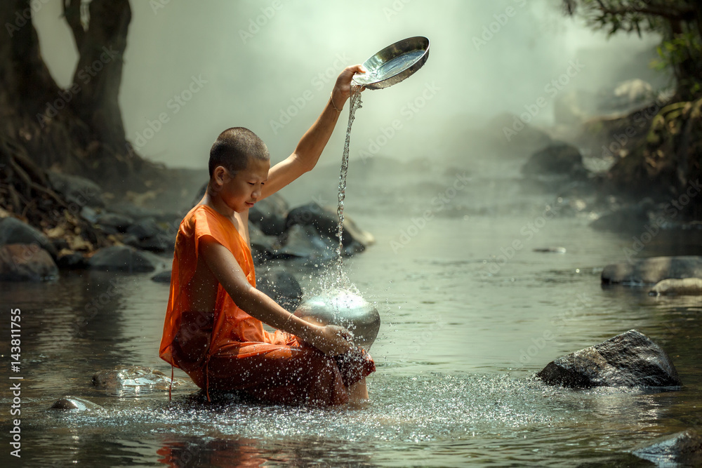 Thailand monk or novice monk sitting in the creek are wash container or bowl to clean - obrazy, fototapety, plakaty 