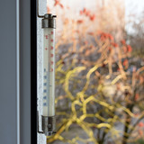 Fototapeta  - Termometr w oknie. Wiosna, 13 stopni C.