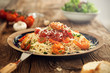 Shrimps auf Spaghetti mit Salat