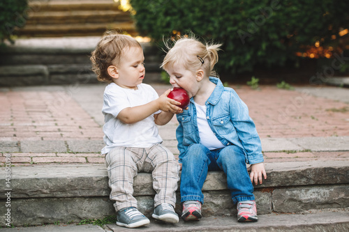 Fotografía Group portrait of two white Caucasian cute adorable funny children toddlers sitt