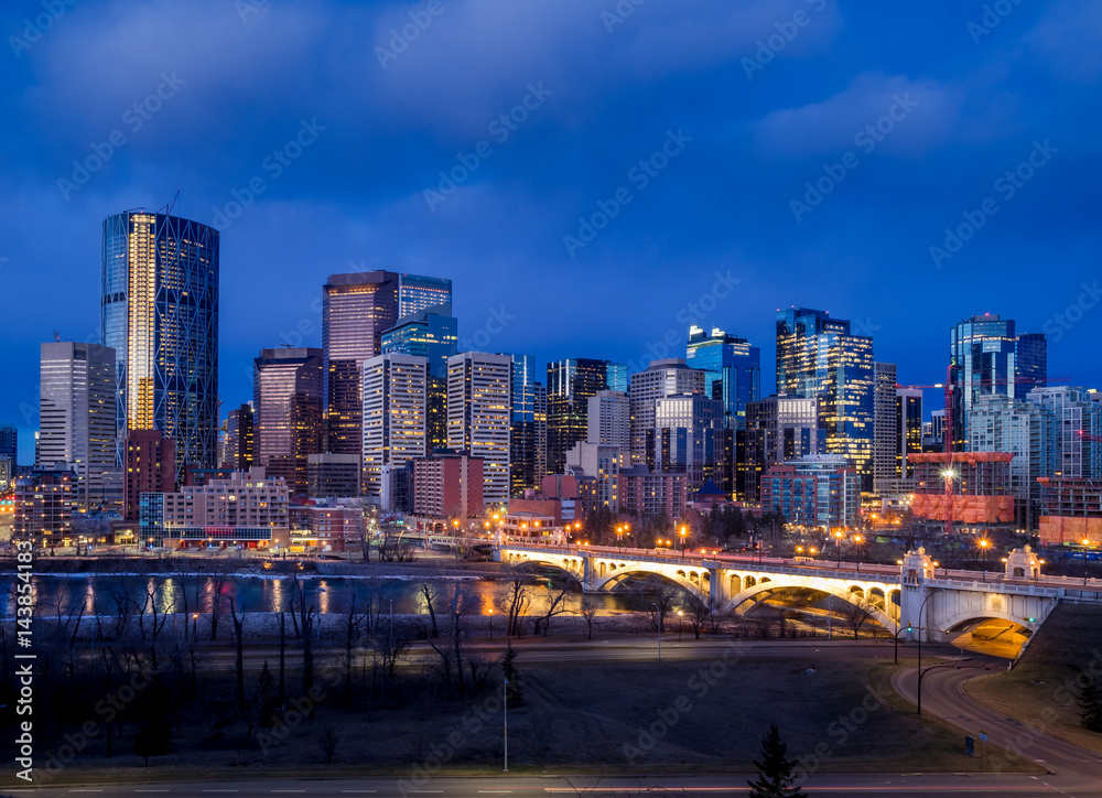 Calgary's skyline with the Bow River in the foreground. - obrazy, fototapety, plakaty 