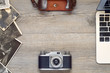 Vecchia macchina fotografica con fotografie cartacee e computer su tavolo di legno rustico. Progresso della fotografia da analogico a digitale