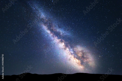droga-mleczna-kolorowy-noc-krajobraz-z-jaskrawa-milky-droga-gwiazdzistym-niebem-i-wzgorzami-w-lecie-tlo-niesamowita-astrofotografia-piekny-wszechswiat-podrozowac
