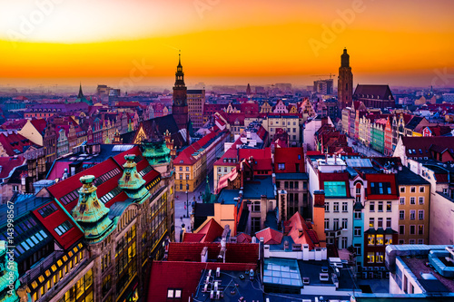 Zdjęcie XXL Panorama oświetlone starego miasta Wrocławia w nocy. Popularny cel podróży w Polsce. Wysoki zakres dynamiki.
