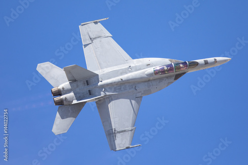 Obraz Dibond F-18 Hornet w bardzo bliskiej odległości, z dopalaczami