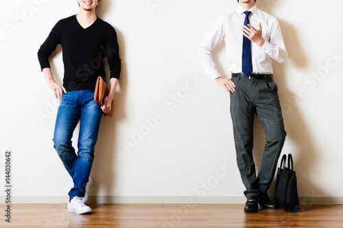 スーツと私服の男性 比較 サラリーマンとフリーランサー Actuality Wall Mural Actuali Beeboys