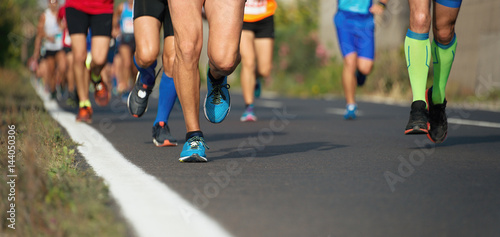 Zdjęcie XXL Bieg maratoński, ludzie stóp na drodze miasta