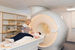 Kernspintomographie Untersuchung an Patientin liegend auf Untersuchungstisch mit MTA