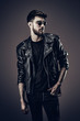 © Warpedgalerie - Jeune Hipster en blouson cuir, regarde sur le coté