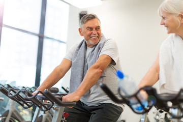 Canvas Print - Senior couple exercising in gym
