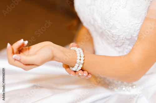 Fotomural jeweler bracelet on the bride's hand