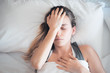 Donna con mal di testa a letto, emicrania e sinusite 