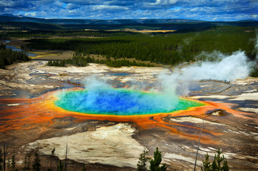 grand prismatic pool at yellowstone national park