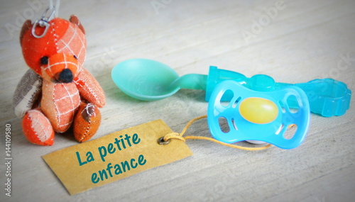 Cuadros en Lienzo la petite enfance,concept sur pancarte et nounours...