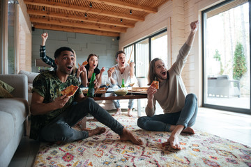 Poster - Happy Five friends sitting in house and eating pizza